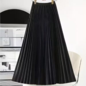 **THIS SKIRT IS GORGEOUS SHINNY LIKE SILK** Elegant Black Pleated Skirt